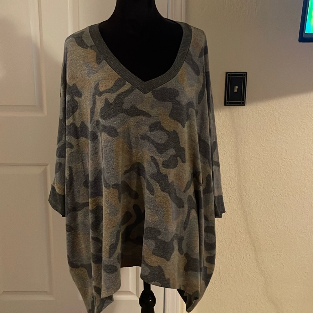 Oversized three-quarter sleeve Maurices camo tunic